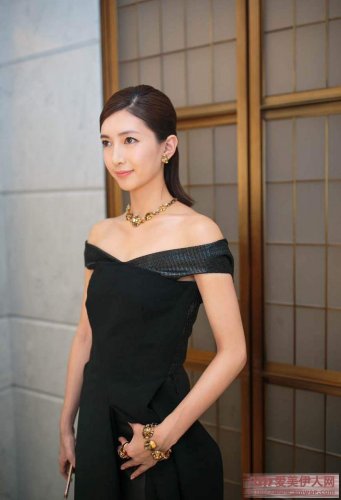 江疏影黑色露