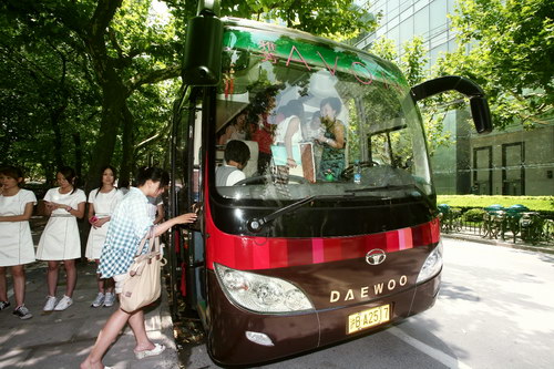 来宾们纷纷登车体验
