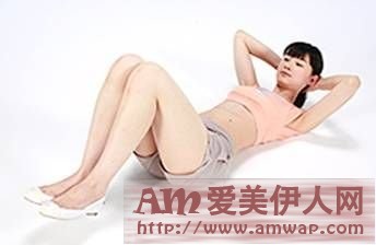 仰卧，双手抱于脑后