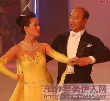 交际舞三步踩