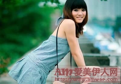 我们刚在床上纠缠婆婆竟破门而入