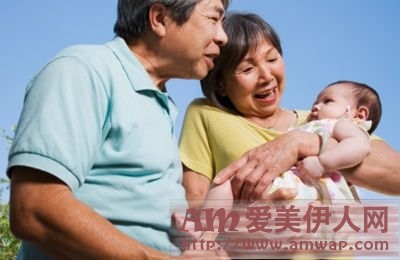 婆婆逗我女儿咬她奶头 我们打了一架