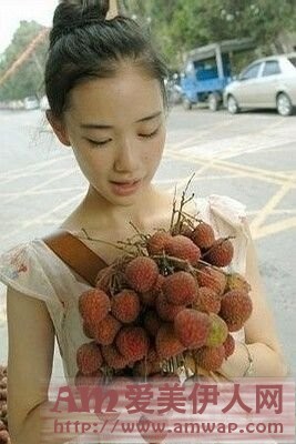 女友夜夜抱着其他男人的礼物睡觉