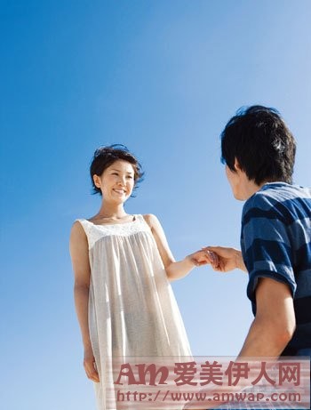 穷男友为约会结帐 向朋友借钱