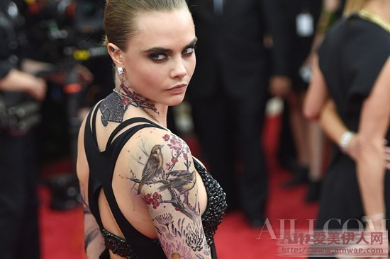 Cara Delevingne 的紋身也太迷幻了吧？
