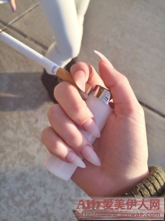 经常美甲不护甲!你不得黑指甲才怪!