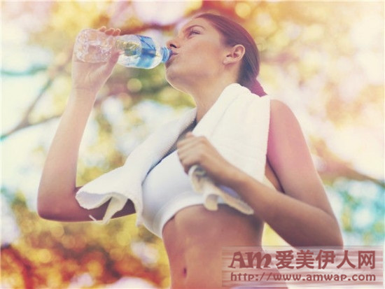 瑜伽丰胸 快速摆脱“飞机场”身材