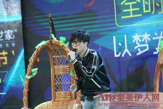 现场大派粉丝福利 薛之谦压轴膜法世家&唯品会909全明星派对