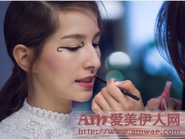 揭秘17春夏潮流，秀场妆容让你秒变时尚ICON！