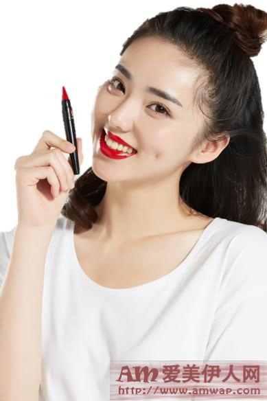 玩转中国红 变身玩色派 ——羽西虫草焕颜恒色迷你唇膏笔玩酷上市