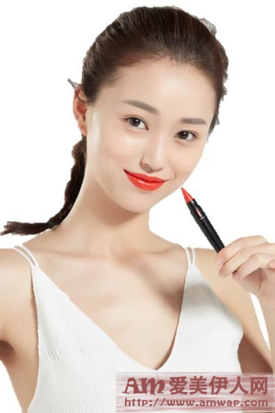 玩转中国红 变身玩色派 ——羽西虫草焕颜恒色迷你唇膏笔玩酷上市