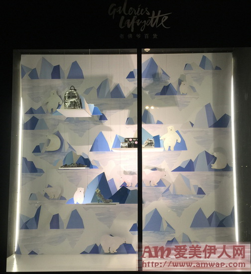 北极熊现身老佛爷百货 玩转“极地奇幻”圣诞节