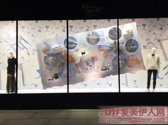 北极熊现身老佛爷百货 玩转“极地奇幻”圣诞节