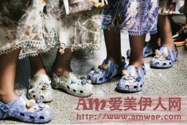 crocs高端时尚合作款首次亮相克里斯托弗·凯恩秀场T台