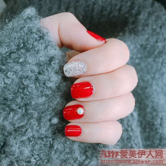 过年指甲涂什么色？红色让你鸡年行大运